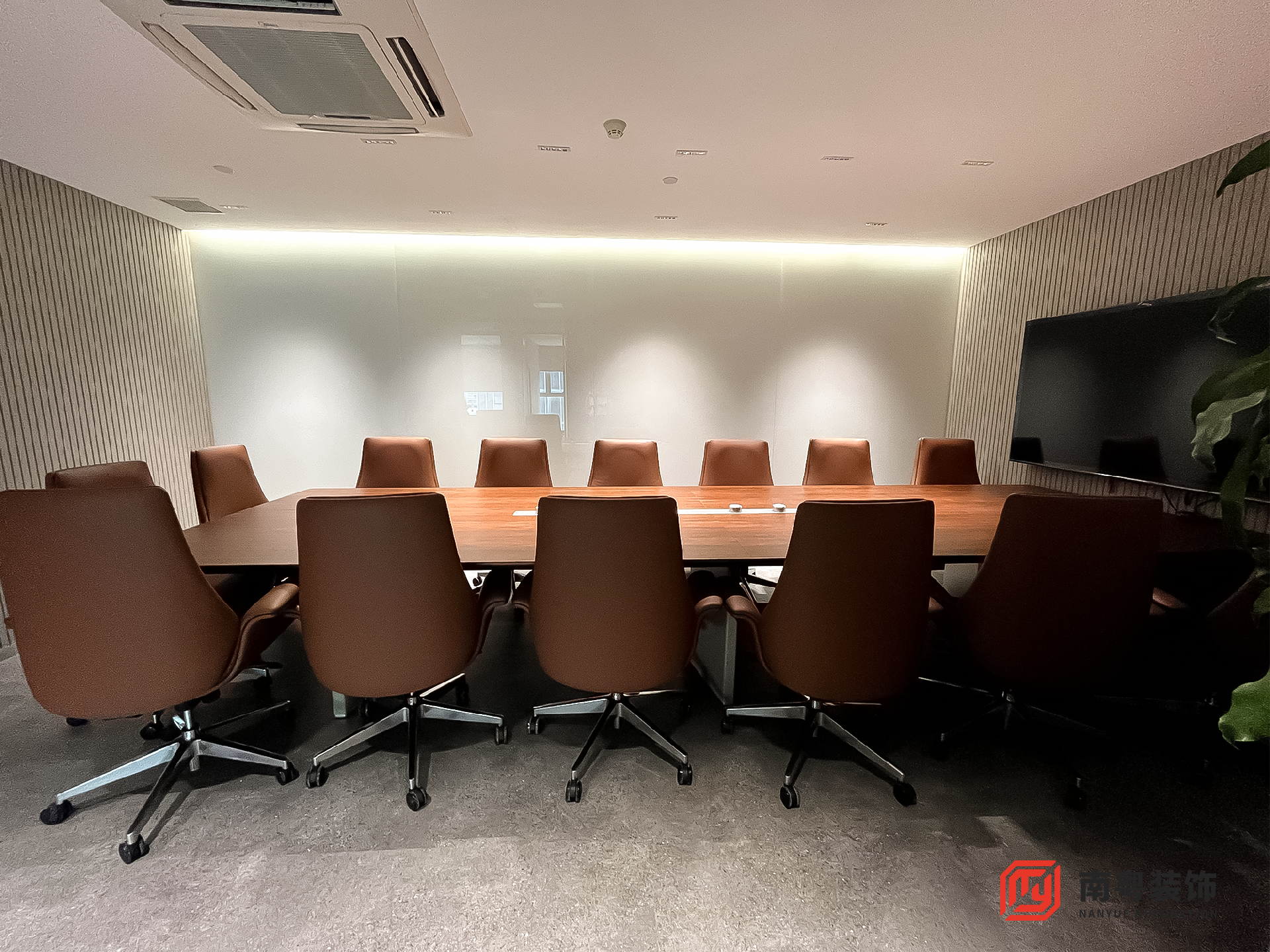 广州市设计院南沙区域中心办公室装修会议室交付实景图1