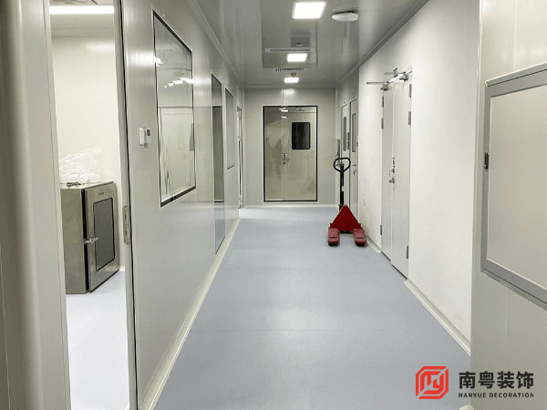 广州某GMP无菌实验室装修设计走廊实景图