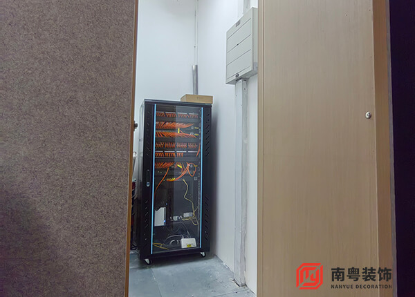 广州办公室装修机房和弱电间怎么规划？这4个细节没做好，断网停机是常态